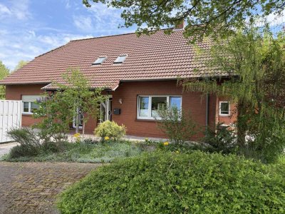 Wohnen mit Charakter: Geräumiges Haus in Emden-Constantia