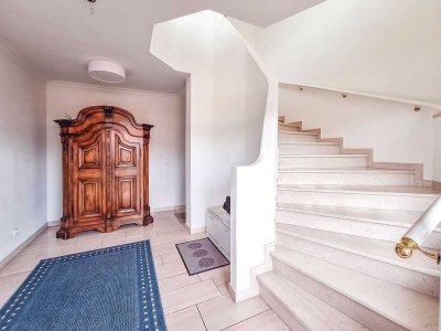 Imposante Maisonette-Wohnung mit Haus-im-Haus-Charakter, 4 Balkonen, Doppelcarport und Sauna!