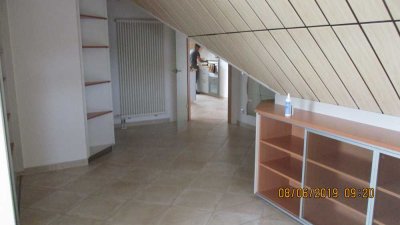 Große 2 Zi- DG Wohnung mit Balkon und EBK teilmöbliert in Riedstadt