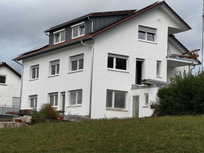 Exklusiver Neubau: 4-Zimmer mit gr. Balkon, 2 Stellplätzen, EBK & Top Energieeffizienz und Ausblick