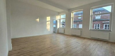 Loftartige Erdgeschosswohnung mit hohen Decken - Erstbezug nach Sanierung