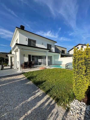 Schönes Doppelhaus mit Pool in ruhiger Lage