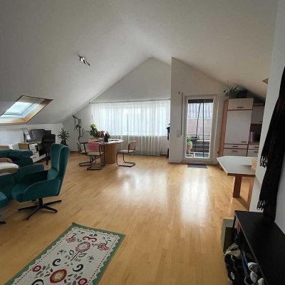 Schöne, helle 2-Zimmer-Wohnung Dachstudio mit Balkon und Einbauküche in Lauffen am Neckar