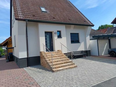 Geschmackvolle, sanierte 2-Zimmer-EG-Wohnung mit Balkon und Einbauküche in Nauheim