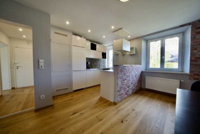 Großzügige 2-Zimmer Altbauwohnung mit Kamin und EBK