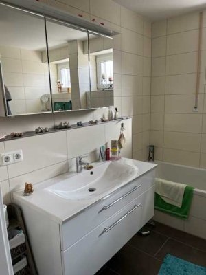 Schöne 4-Zimmer-Erdgeschosswohnung, mit geh. Innenausstattung und EBK, mit Terrasse und Gartenzugang