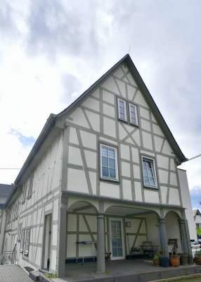 Kernsanierte 2-Raum-Wohnung mit Terrasse und Einbauküche in Linz am Rhein