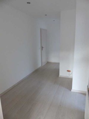 Modernisierte 3-Raum-Maisonette-Wohnung mit Einbauküche in Krefeld - Bockum