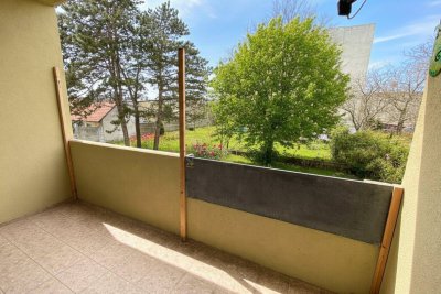 ZENTRALE LAGE - Neubau - BJ 1980 - 4 Zimmer - ca. 100m² WFL - Loggia - Einbauküche - Kamin - Stellplatz