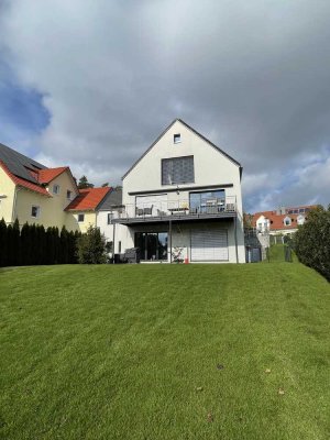 Modernes Niedrigenergie-Haus mit Einliegerwohnung in bester Lage