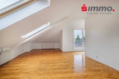 Lichtdurchflutete, charmante Dachgeschosswohnung
mit Südwest-Terrasse in sehr ruhiger und beliebter