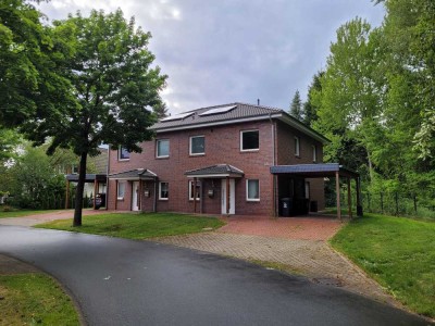 Neuwertige Doppelhaushälfte in ruhiger Lage am Waldrand – Bj. 2020