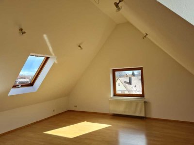 Attraktive und gepflegte 2-Zimmer-Dachgeschosswohnung mit EBK in Hetzles