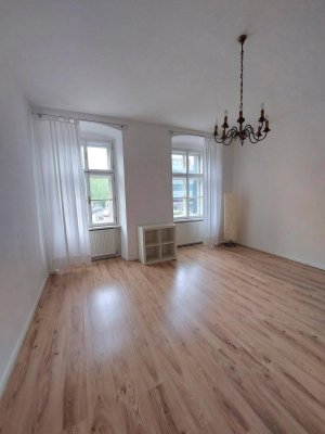 PRIVAT: verkaufe sehr günstig an den Offis liegende 2-Zimmer Wohnung im grünen Wien