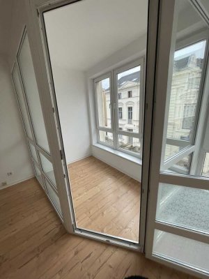 Nachmieter gesucht: Helle 2-Zimmer-Wohnung mit Wintergarten & Einbauküche in zentraler Lage