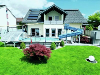 Modernes Einfamilienhaus mit beheiztem Pool: Spitzenenergieeffizienz mit nur 12 kWh/m²
