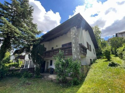 Sanierungsbedürftiges Einfamilienhaus mit Doppelgarage und charmantem Garten