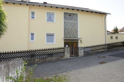 Sehr schöne Erdgeschoss-Souterrain-Wohnung, Südlage, Balkon und Garten