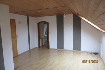 Freundliche und sanierte 3-Zimmer-DG-Wohnung in Höchberg