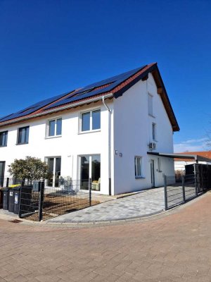 Schicke, grosszügig konzipierte, lichtdurchflutete DHH in Wackernheim