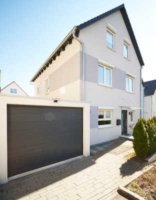 Helles modernes Doppelhaus im Ortskern von Renningen-Malmsheim!