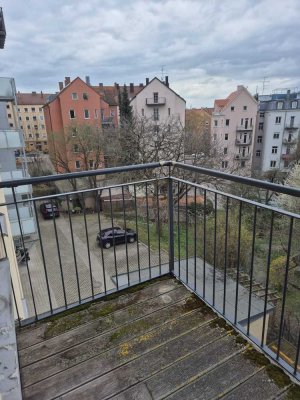 Großzügige 5-Zimmer-Altbauwohnung mit Balkon in zentraler Lage