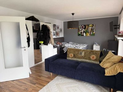 Schöne 3 Zimmerwohnung mit Balkon, EBK und Tgl. Bad mit Wanne+ Dusche