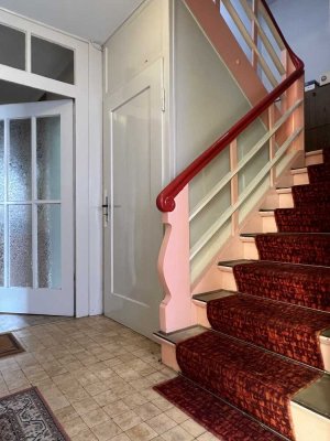 Einfamilienhaus mit 704 m² Grundstück, Doppelgarage und ausbaubarem Dachgeschoss