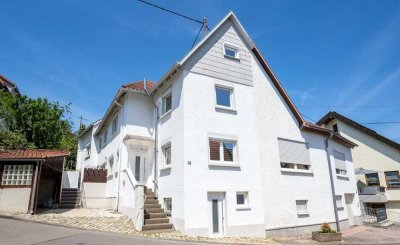 ZWISCHEN RUHE UND SONNENLICHT: Neu sanierte, attraktive Doppelhaushälfte mit 3 Wohneinheiten.