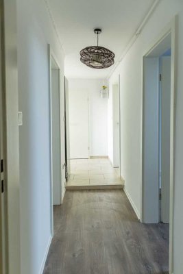 3 Zimmer, 125qm Dachterassenzugang, Dusche, EBK, separates WC