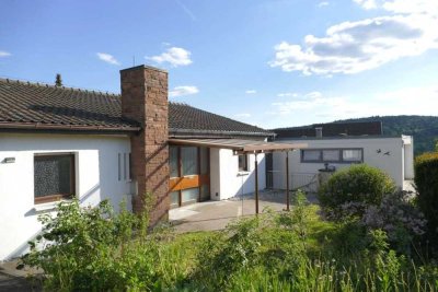 Ein- bis Zweifamilienhaus in Aussichtslage mit großem Garten sucht fröhliche Familie