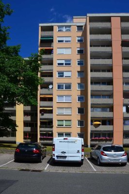 Renovierungsbedürftige, freie 3-Zi-Whg mit Balkon, provisionsfrei