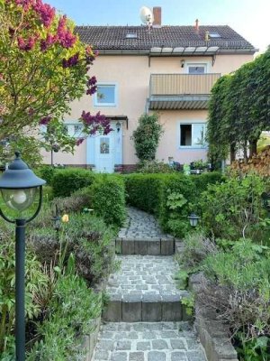 Wunderschönes Reihenendhaus in traumhafter Lage mit Carport, Einliegerwohnung und riesigem Garten!