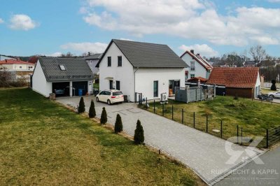 Neuwertiges Einfamilienhaus auf schönem Grund mit Doppelgarage und Einbauküche in Grafenwöhr