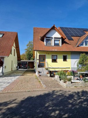 Ihr neues Zuhause in Freiburg-Hochdorf – helle Doppelhaushälfte mit Einliegerwohnung