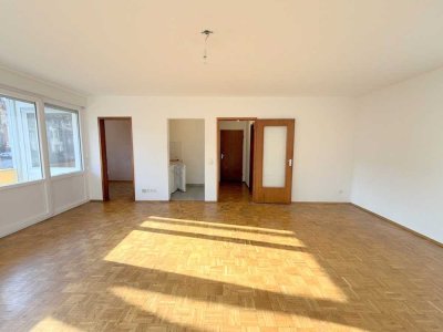 Zentral und verkehrsgünstig gelegen! 1,5 Zimmerwohnung mit Balkon (Loggia) und PKW-Stellplatz!