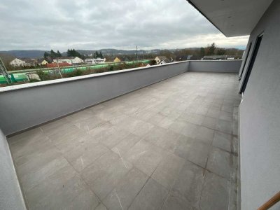 Eine moderne Wohnung mit einem großen Balkon
