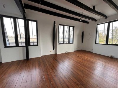 Penthouse in kernsanierter Bandfabrik, originaler Dielenboden, offene Deckenbalken, Loggia