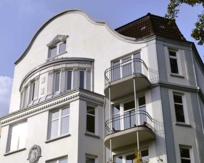 Kapitalanlage mit Stil: DG-Wohnung mit 2 Balkonen in top gepflegtem Altbau