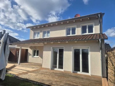 Modernes 5-Zimmer-Einfamilienhaus in Wolfsburg: Süd-Terrasse, Kamin & Doppelcarport