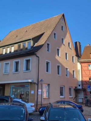 Miet-ERTRAGS-Haus in Hersbruck am MARKTPLATZ; Wohnen & Geschäfte; voll vermiet. MietRendite ca. 5,8%