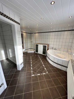 Modernisierte 3 Zimmer Wohnung mit großen Bad und Einbauküche