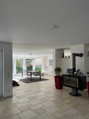 Großzügiges Einfamilienhaus mit Einliegerwohnung/Büro/Praxis in bester Lage von Karlsruhe-Grötzingen
