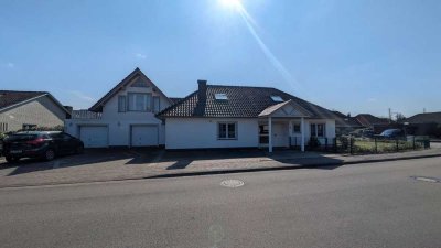 *** Geräumiger Winkelbungalow mit Doppelgarage, Kamin und Wintergarten *** !