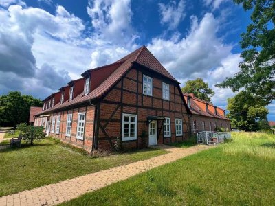 1,5-Raum-Wohnung mit Einbauküche, Badezimmer mit Dusche und Laminatfußböden..!!!