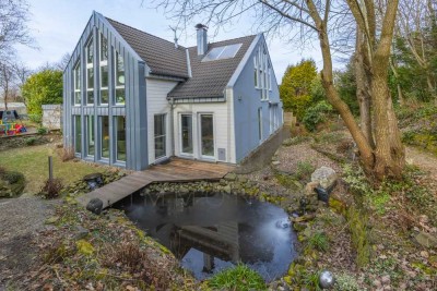 Luxuriöses Wohnen in architektonischem Unikat – Koiteich, Sauna, Solaranlage & mehr