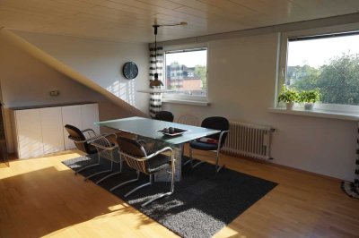 Lichtdurchflutete 3-Zimmer-Dachgeschosswohnung mit Balkon und Blick ins Grüne an der Pferderennbahn
