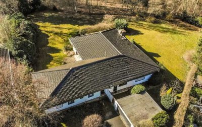 Wohnen, wo(von) andere Träumen – Bungalow mit Schwimmhalle auf traumhaftem, parkähnlichem Grundstüc