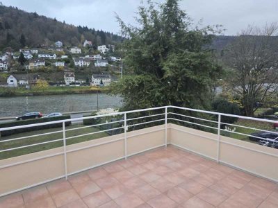 Sehr schöne 4 Zimmer-Wohnung im 1.OG - Teilsaniert - Große Balkon-Terrasse mit Neckarblick – !