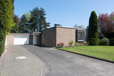 Goldstück. Gemütlicher Bungalow – in Toplage und mit herrlichem Grundstück.